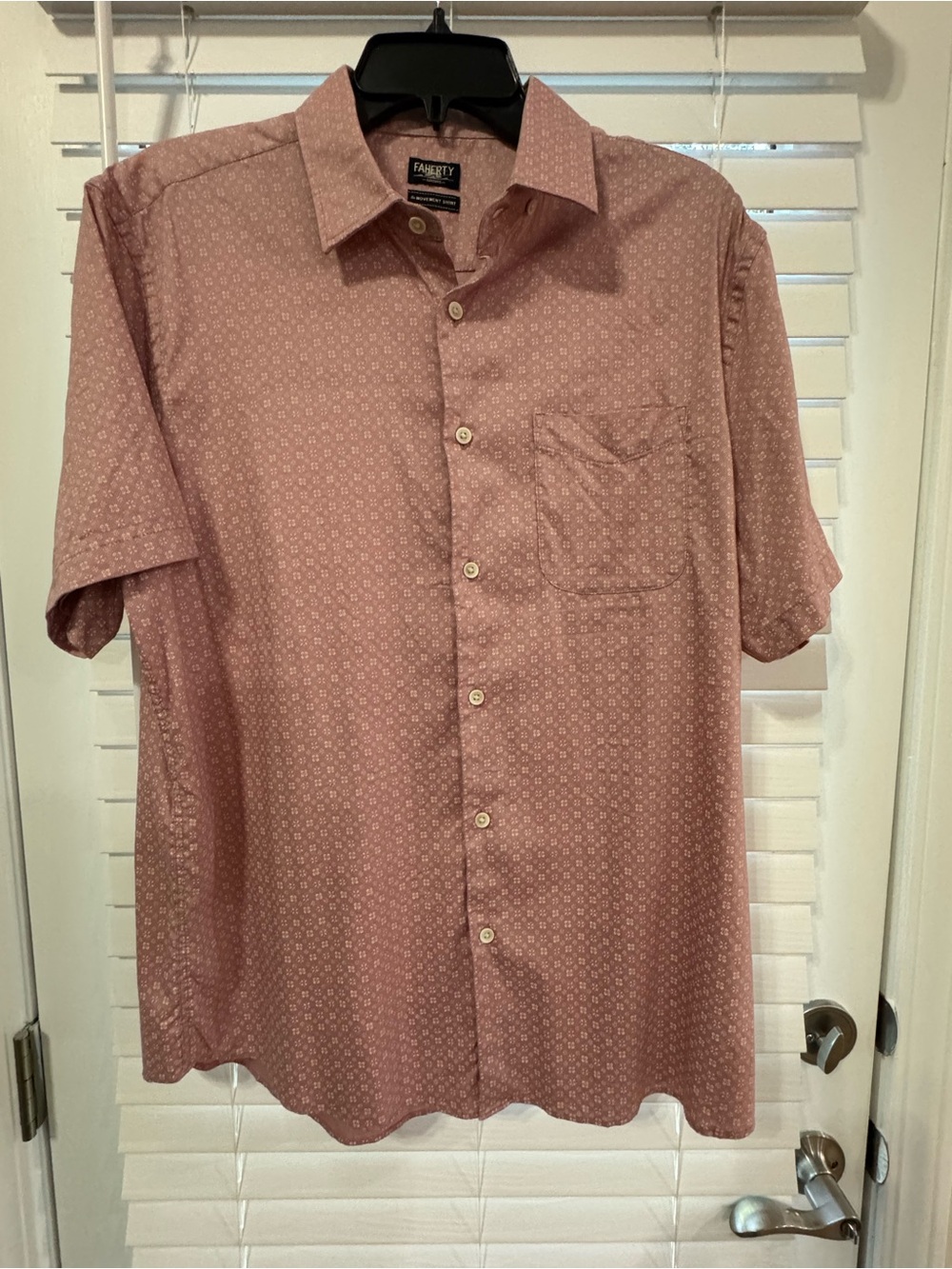 Faherty Short-Sleeve Button-Up Shirt in Dusty Rose Geo Print Size L